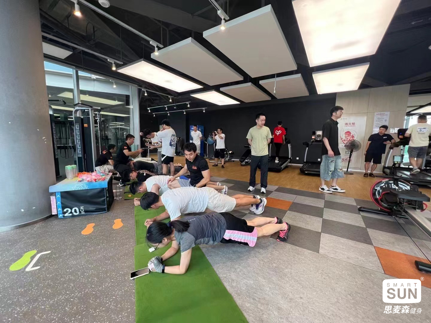 企業(yè)健康健身(shēn)活動-平闆撐小(xiǎo)比拼